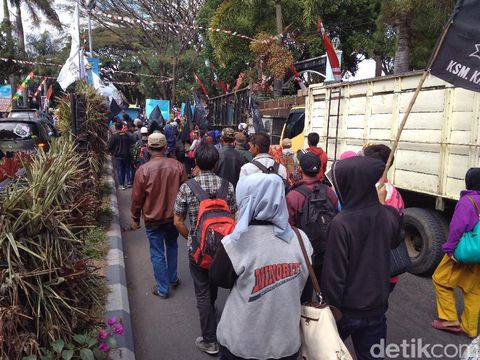 18 Bulan di Pengungsian, Korban Pergerakan Tanah Cisompet Garut Demo