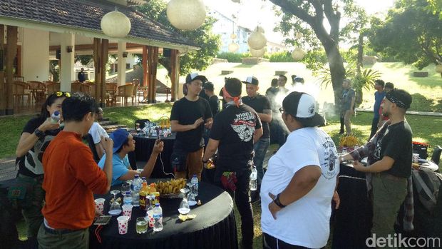 Para Baikers simPATI Motorbaik di kantor Bupati Sabha Swagata Blambangan, Banyuwangi.