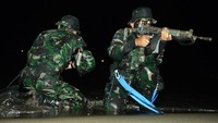 Dua prajurit Marinir bersiap melakukan penyerbuan saat latihan perang di Pantai Banongan, Kamis (24/8/2017). (Dispen Kormar).