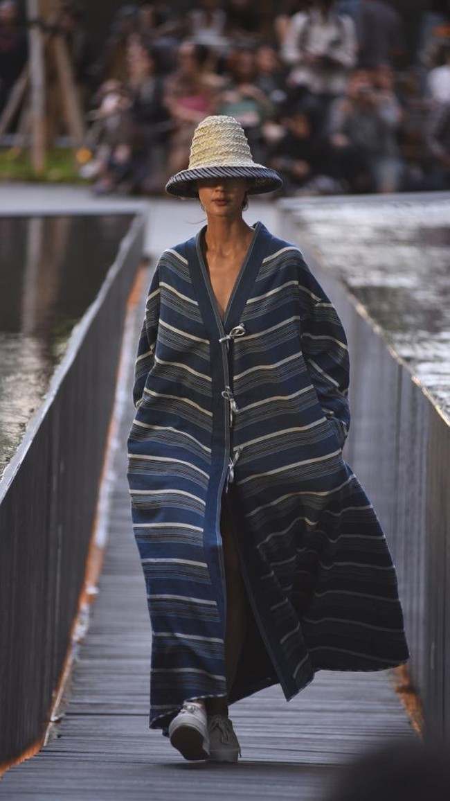Desainer Edward Hutabarat mengadakan Pameran dan fashion show yang bertajuk Tangan Tangan Renta Lurik Indonesia, yang bertempat di Plataran Ramayana, Hotel kempinski, Jakarta Pusat. [Foto: Image Dynamics]