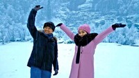 Ini gaya Andika dan Anniesa saat liburan ke Iceland tahun 2014. Mereka tampak tersenyum saat menikmati salju berdua (Foto: Dok. Facebook)