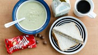 Bekerja di Inggris, pasti Anda akan menemukan sup kentang hangat untuk makan siang. Agar lebih mengenyangkan dipadu dengan sandwcih tuna dan ditambah dengan snack manis Maltesers sebagai penutupnya. (Foto: Istimewa)