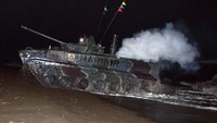 Satu per satu kendaraan tempur Marinir melakukan pendaratan di Pantai Banongan. (Dispen Kormar).