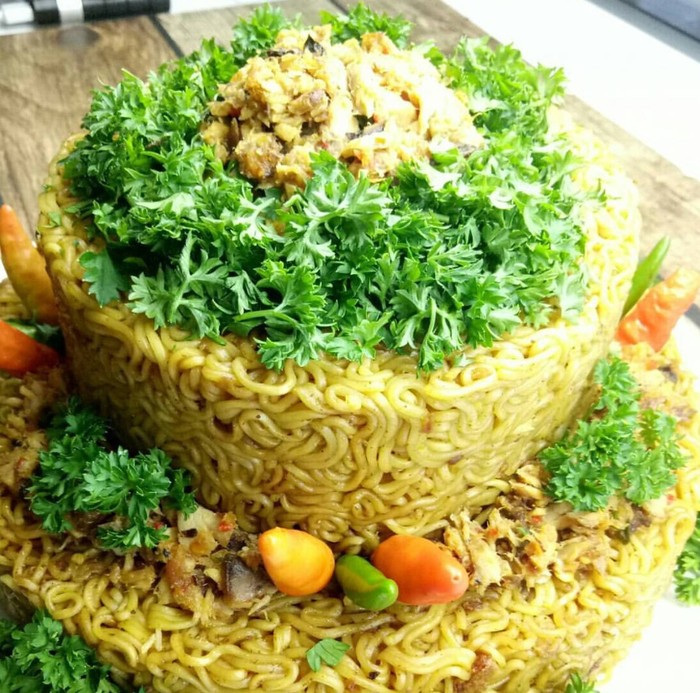 Mau Ulang Tahun? Pesan Saja Cake dari Mie Instan yang 