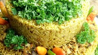 Wah, lengkap sekali toppingnya. Ini khusus penggemar makanan Manado. Warung Bakoedapa Ci Mei di Kelapa Gading sediakan Indomie Cake dengan Cakalang Pampis, Ayam suwir, kornet bakar, keju parut, telur dan sosis.Foto: IG : @bakoedapacimey_manadofood