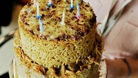  TOTCake membuat kreasi Indomie Cake dengan topping salted egg, tuna sambal matah. Bisa dipesan di IG @TOT.aw Jakarta.Foto: IG: @TOT.aw