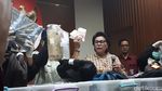 Foto: Ini Duit SGD, USD dan Euro Bukti Kasus Suap Dirjen Hubla