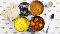 Walaupun terkenal dengan chai teanya, India juga punya sajian nasi komplet yang mengenyangkan. Nasi dan moongdal dengan paduan kacang polong dan kari kentang, ayam saagwala dan chapati bisa sangat memuaskan untuk makan siang. (Foto: Istimewa)