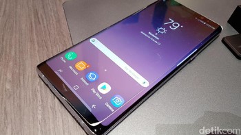3. Lebih banyak pilihan login: Ada beberapa fitur keamanan di Note 8 meliputi pemindai wajah, pemindai iris dan pemindai sidik jari. Sedangkan iPhone X cuma dibekali pemindai wajah FaceID. Foto: Achmad Rouzni Noor II/detikINET