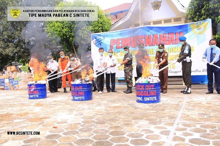 Ratusan Ribu Batang Rokok dari Jalan Tikus Dimusnahkan