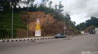 Bukit dekat PLBN Entikong dari arah Malaysia.