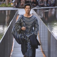 Desainer Edward Hutabarat mengadakan Pameran dan fashion show yang bertajuk Tangan Tangan Renta Lurik Indonesia, yang bertempat di Plataran Ramayana, Hotel kempinski, Jakarta Pusat. [Foto: Image Dynamics]