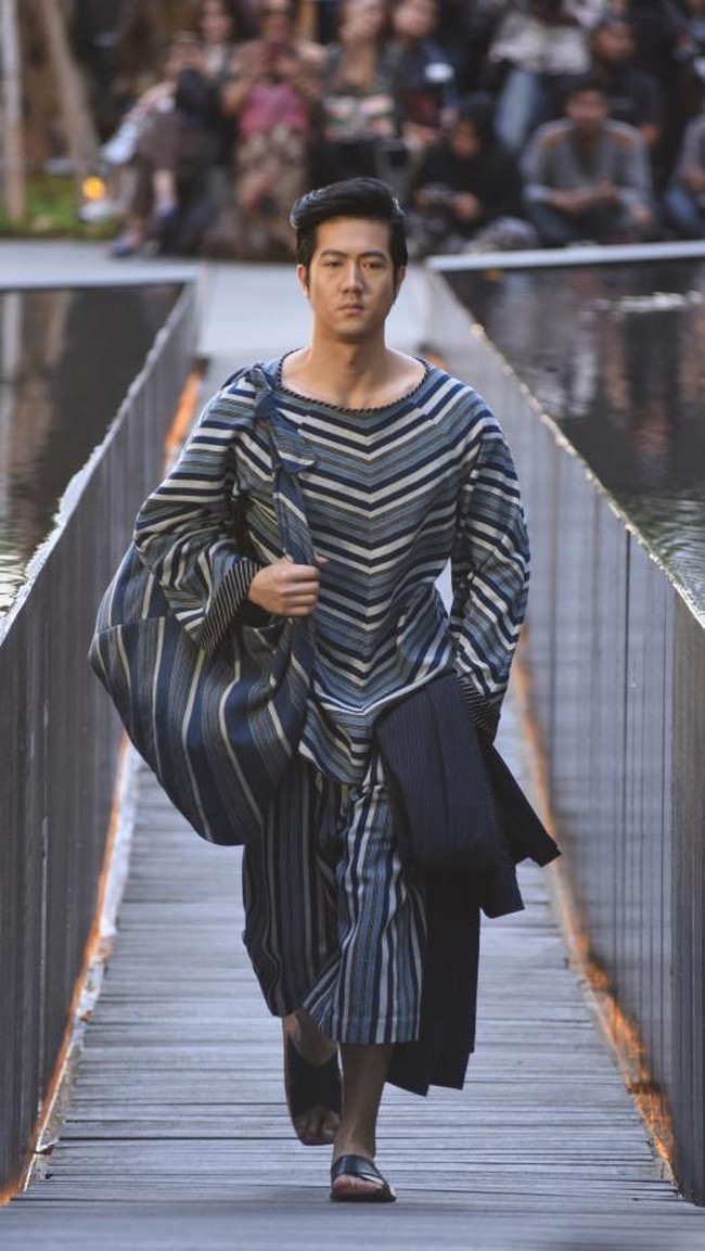 Desainer Edward Hutabarat mengadakan Pameran dan fashion show yang bertajuk Tangan Tangan Renta Lurik Indonesia, yang bertempat di Plataran Ramayana, Hotel kempinski, Jakarta Pusat. [Foto: Image Dynamics]