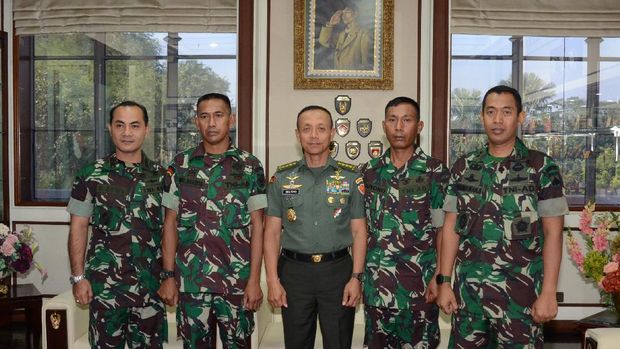 Ketika Serka Darwis Dirangkul KSAD Jenderal Mulyono