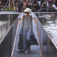 Desainer Edward Hutabarat mengadakan Pameran dan fashion show yang bertajuk Tangan Tangan Renta Lurik Indonesia, yang bertempat di Plataran Ramayana, Hotel kempinski, Jakarta Pusat. [Foto: Image Dynamics]