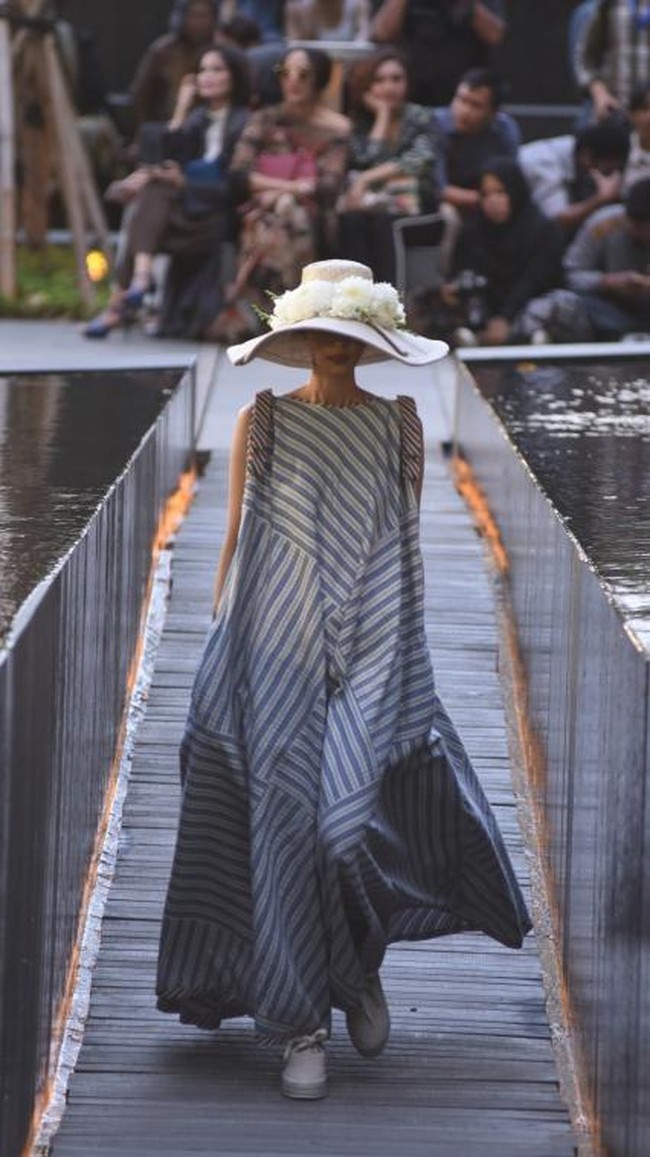 Desainer Edward Hutabarat mengadakan Pameran dan fashion show yang bertajuk Tangan Tangan Renta Lurik Indonesia, yang bertempat di Plataran Ramayana, Hotel kempinski, Jakarta Pusat. [Foto: Image Dynamics]