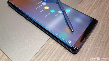 8. Layar melengkung: Layar Note 8 melengkung di sisi-sisinya yang mungkin bagi sebagian pihak, lebih punya ciri khas. Sedangkan iPhone X masih datar. Foto: Achmad Rouzni Noor II/detikINET