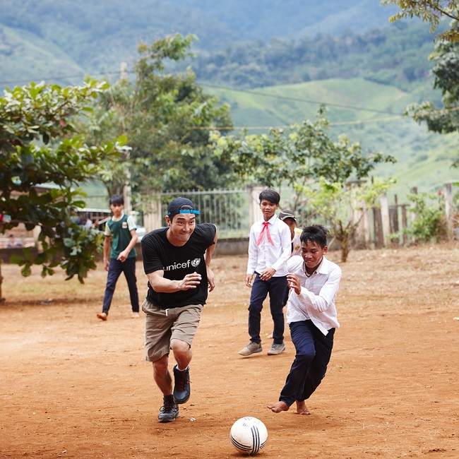 Semangat main bola dengan gaya topi dibalik. Foto: Instagram/ Siwon Choi