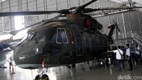 Kemudian ada satu orang berpakaian abu-abu tampak berbincang serius dengan para penyidik KPK. Setelah sedikit berbincang, pria tersebut mengarahkan rombongan KPK beserta POM TNI mengelilingi heli AW 101.