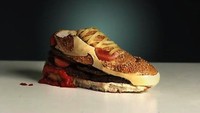 Sneaker Nike ini dijamin bisa dimakan dan rasanya enak! Kalau Anda perhatikan sneaker ini adalah burger yang terdiri dari bun, keju, patty dan saus tomat. Foto: Istimewa