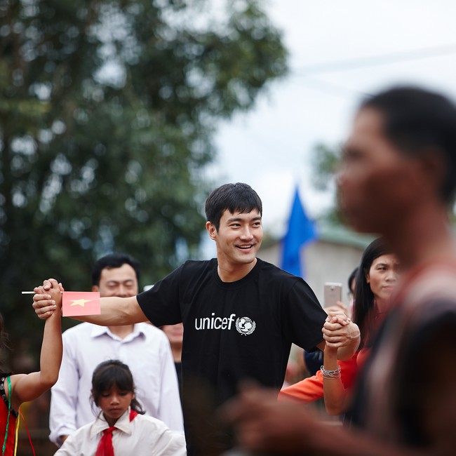 Siwon Berpegangan tangan dengan anak-anak Vietnam. Foto: Instagram/ Siwon Choi
