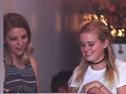 Ava Phillippe saat bekerja sebagai pramusaji di sebuah restoran pizza.