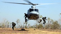 Helikopter menurunkan prajurit Marinir untuk melakukan penyerbuan. (Dispen Kormar).