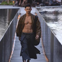 Desainer Edward Hutabarat mengadakan Pameran dan fashion show yang bertajuk Tangan Tangan Renta Lurik Indonesia, yang bertempat di Plataran Ramayana, Hotel kempinski, Jakarta Pusat. [Foto: Image Dynamics]
