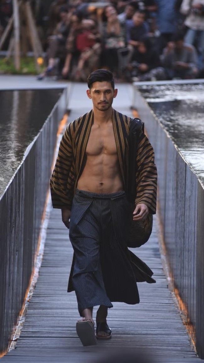 Desainer Edward Hutabarat mengadakan Pameran dan fashion show yang bertajuk Tangan Tangan Renta Lurik Indonesia, yang bertempat di Plataran Ramayana, Hotel kempinski, Jakarta Pusat. [Foto: Image Dynamics]