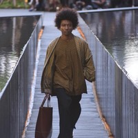 Desainer Edward Hutabarat mengadakan Pameran dan fashion show yang bertajuk Tangan Tangan Renta Lurik Indonesia, yang bertempat di Plataran Ramayana, Hotel kempinski, Jakarta Pusat. [Foto: Image Dynamics]