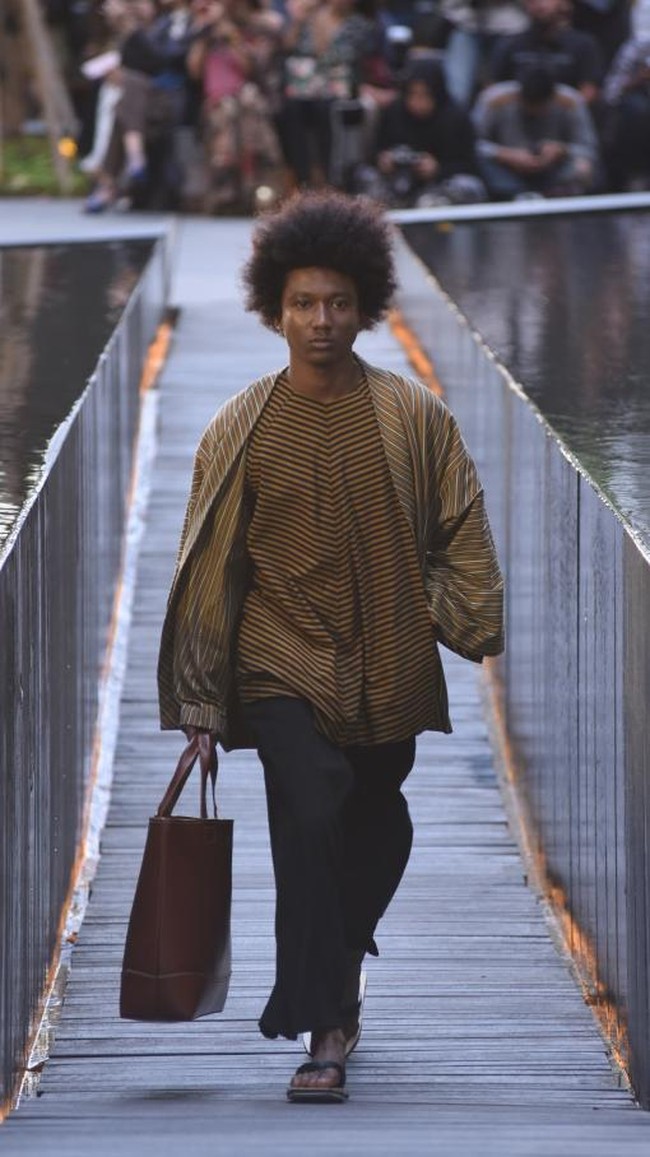 Desainer Edward Hutabarat mengadakan Pameran dan fashion show yang bertajuk Tangan Tangan Renta Lurik Indonesia, yang bertempat di Plataran Ramayana, Hotel kempinski, Jakarta Pusat. [Foto: Image Dynamics]