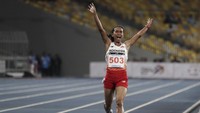 Medali emas ke-19 didonasikan oleh atlet atletik berpengalaman, Triyaningsih, dari lari 10.000m putri dengan catatan waktu 36 menit dan 29,27 detik. (Wahyu Putro A/Antara Foto) (bersambung)