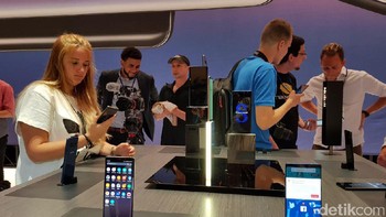 9. RAM 6 GB: Note 8 mengusung RAM 6 GB sedangkan iPhone X 3 GB. Meskipun katanya iOS lebih mulus pengoperasiannya meski dengan spek lebih rendah, belakangan RAM tinggi semakin jadi kebutuhan agar ponsel semakin lancar. Foto: Achmad Rouzni Noor II/detikINET