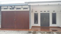 Ternyata ini bukanlah kantor, melainkan sebuah rumah kontrakan milik Jasriadi yang disebut sebagai pemimpin sindikat Saracen. Tidak ada plang, stiker atau tulisan Saracen di depan rumah ini (Chaidir/detikcom)