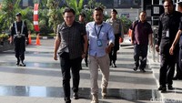 Tak lama kemudian, seorang terduga pelaku lainnya juga tiba sekitar pukul 15.43 WIB.