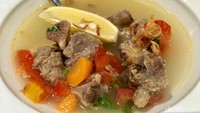 Kalau kangen Sup Buntut, sup buatan koki Indonesia di resto ini gurih mantap. Kaldunya bening kekuningan. Tinggal tambah sambal dan kucuran air jeruk lemon. Sedap!Foto: detikfood