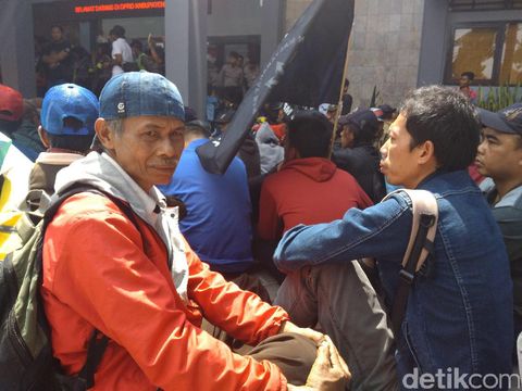 18 Bulan di Pengungsian, Korban Pergerakan Tanah Cisompet Garut Demo