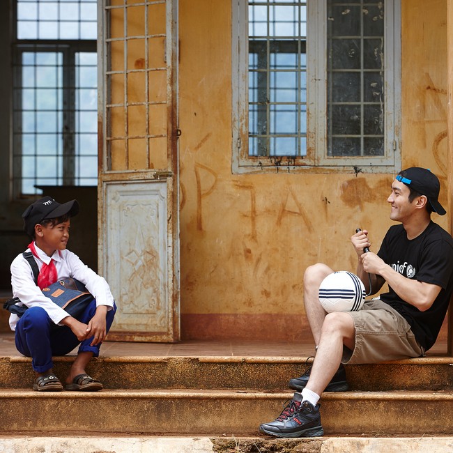 Interaksi Siwon dengan anak Vietnam yang tertangkap kamera. Foto: Instagram/ Siwon Choi
