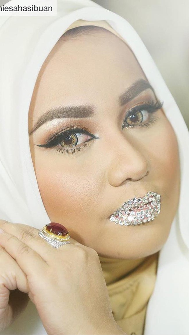 Setelah netizen mencaci-maki pasangan bos First Travel Anniesa Hasibuan dan Andika Surachman. Kini netizen punya cara baru untuk nyinyir ke Anniesa Hasibuan yang terkenal dengan hidup hedon yang diduga dari uang calon jamaah umroh. Netizen kini meniru bibir Anniesa Hasibuan yang pernah dihiasi dengan kristal Swarovski. Kreasi sejumlah netizen ini  dijamin bikin kamu ketawa. Foto: dok. Instagram