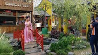Dalam tembok tersebut disebutkan jika bangsa tionghoa pertama kali datang ke Indonesia melalui ekspedisi Cheng Hoo tahun 1405-1433 dengan membuka jalur sutra dan keramik. Wisatawan bisa foto-foto  (Tri Ispranoto/detikTravel)
