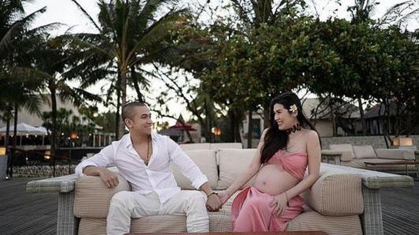 Perut Besar Eks Istri Samuel Rizal, Deretan Mobil Mewah Roro Fitria