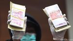 Foto: Ini Duit SGD, USD dan Euro Bukti Kasus Suap Dirjen Hubla
