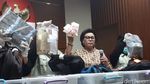 Foto: Ini Duit SGD, USD dan Euro Bukti Kasus Suap Dirjen Hubla