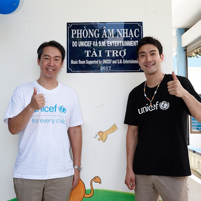 Siwon Super Junior baru saja selesai wajib militer pertengahan Agustus 2017 lalu. Ia langsung terbang ke Vietnam untuk menjadi relawan UNICEF. Foto: Instagram/Siwon Choi