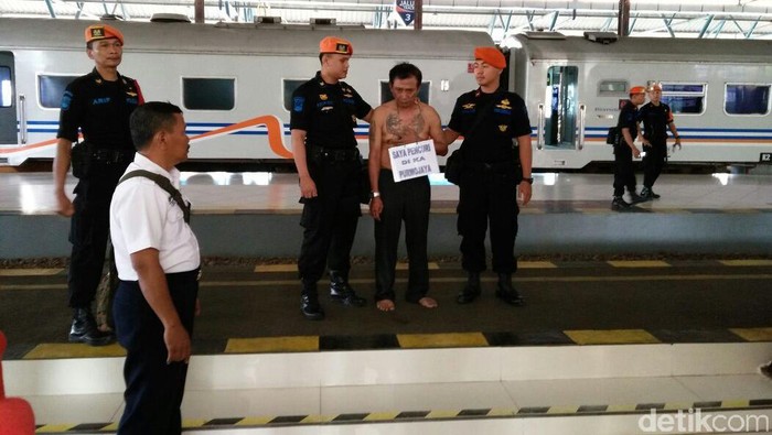 Pencuri tas di Kereta Api, Kamis (24/8/2017).