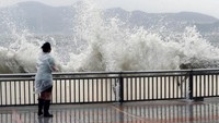 Topan Hato ini membawa angin kencang dan banjir di kota Macau dan Hong Kong pada Rabu (24/8). (Foto: Dok. REUTERS/Tyrone Siu)