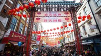 Restoran itu juga sangat dekat dengan kawasan Chinatown atau Pecinan yang sering dikunjungi wisatawan. Cukup jalan kaki satu menit dari Restoran Nusa Dua, sampai lah traveler di Chinatown London (Visit London)