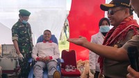 Ia mengunjungi dan melihat langsung korban erupsi Sinabung yang sedang melakukan pengecekan kesehatan di posko. Foto: dok. Polri