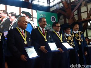 Menteri PUPR, Menpar dan Seskab Terima Penghargaan dari ITB