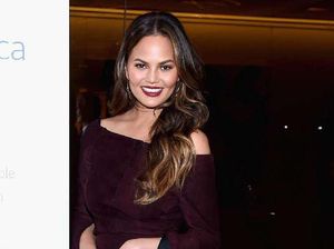 Chrissy Teigen Nggak Kuat dengan Sakit Kepalanya Saat Hamil